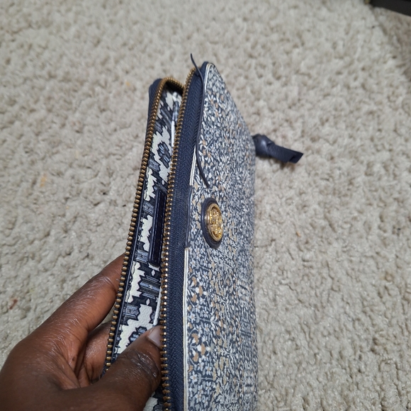 Tory Burch Blue and White Floral Wallet - Picture 3 of 8